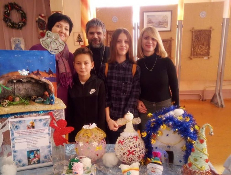 Учащиеся учебно-воспитательной группы храма в честь святого благоверного князя Александра Невского г. Красный Сулин приняли участие в городской выставке декоративно-прикладного творчества