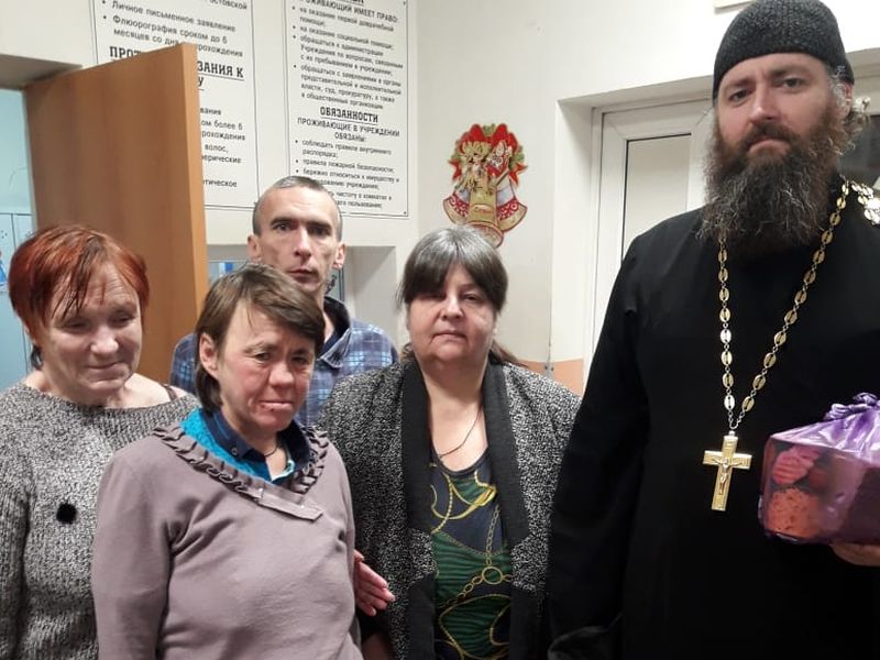 Иерей Алексий Скосарев посетил социальный  центр с Рождественскими подарками