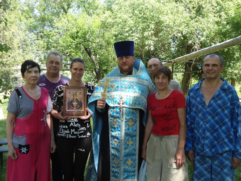 Протоиерей Вячеслав Лавлинский совершил молебен чудотворной иконе Божией Матери «Неупиваемая Чаша» в наркологическом отделении № 2 г. Каменск-Шахтинский