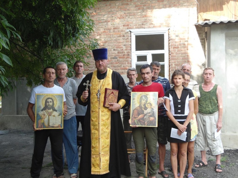 Протоиерей Вячеслав Лавлинский совершил таинство Исповеди в туберкулезном диспансере города Каменск-Шахтинский