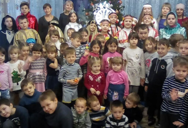 Коллектив воскресной школы храма святого Пантелеимона пос. Майский с рождественским концертом посетил образовательные учреждения г. Шахты