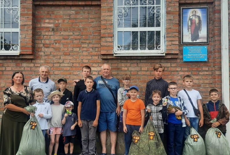 Воспитанники воскресной школы «Благовест» поселка Каменоломни плетут маскировочные сети для СВОих
