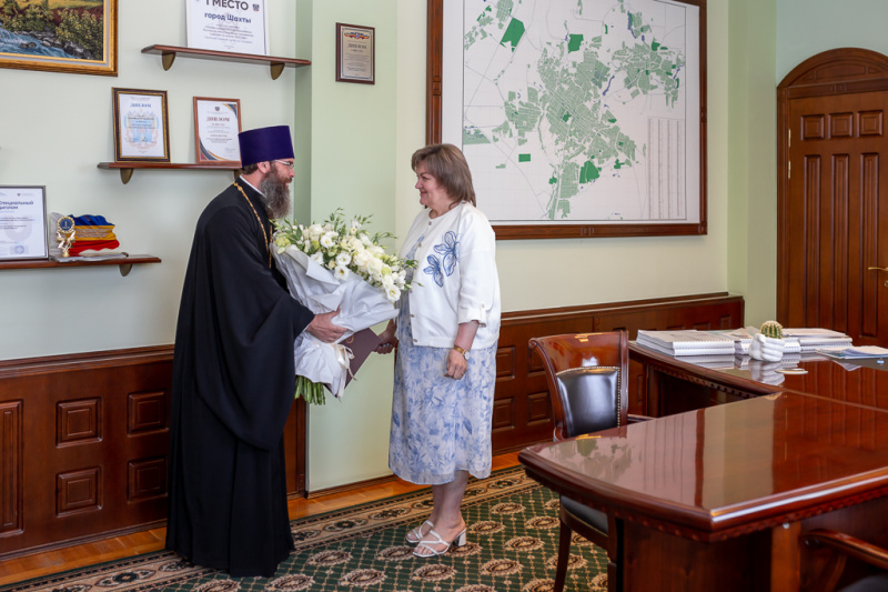 Благочинный Александровск-Грушевского округа поздравил главу города Шахты Людмилу Владимировну Овчиеву с юбилеем