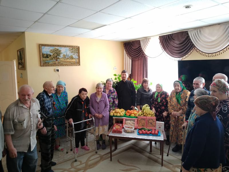 В канун праздника Входа Господня в Иерусалим работники социального отдела при храме Архистратига Михаила посетили дом престарелых в хуторе Колундаевском