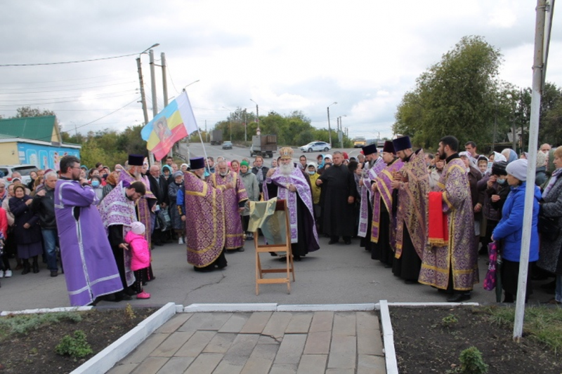 В Гуково молитвенно отметили праздник Воздвижения Честнаго и Животворящего Креста Господня