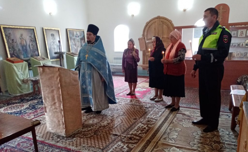 В храме Архистратига Михаила Багаевского благочиния иерей Анатолий Минаев совершил молебен для сотрудников ГИБДД 