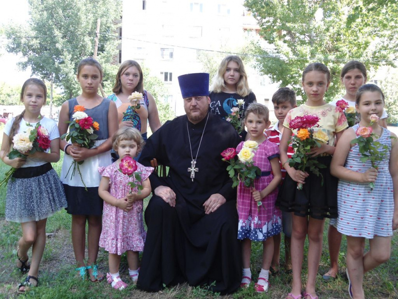 Настоятель храма Почаевской иконы Божией Матери протоиерей Вячеслав Лавлинский провел беседу на тему «Как прийти к Богу» с детьми