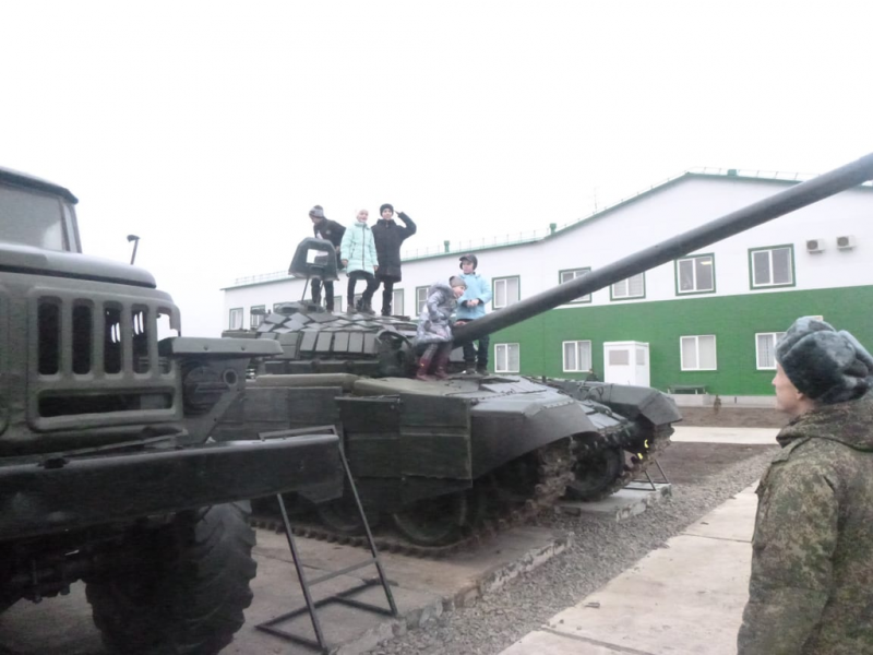 Иерей Сергий Липень и воспитанники воскресной школы при храме святого великомученика Георгия Победоносца поселка Новозарянский посетили военнослужащих 163 танкового полка