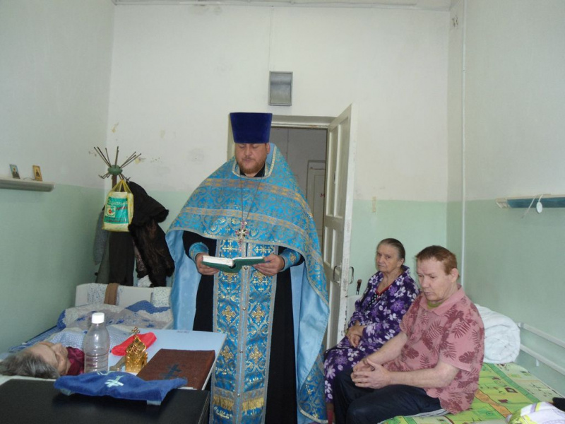 Протоиерей Вячеслав Лавлинский с пастырским визитом посетил отделение сестринского ухода города Каменск-Шахтинский
