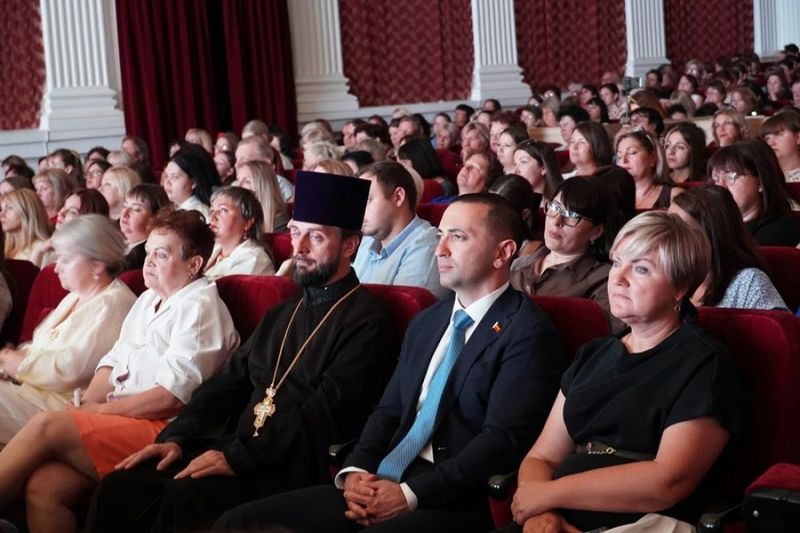 В ДК поселка Каменоломни прошла августовская педагогическая конференция