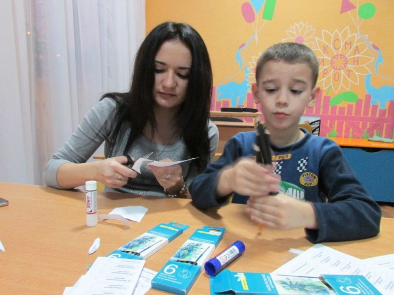Помощник благочинного по работе с молодежью и участник Молодежного епархиального объединения «Свет Души» посетили детский дом №1 города Шахты