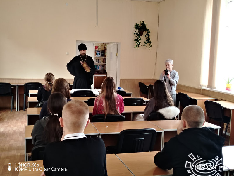 В Шахтинском автомобильно-дорожном институте прошла встреча с иереем Иоанном Трофимовым