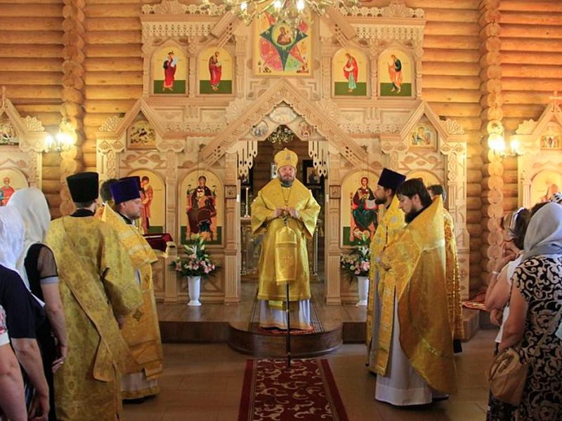 Преосвященнейший епископ Симон возглавил Божественную литургию в храме Всех святых, в земле Русской просиявших, г. Каменск-Шахтинский и вручил Патриаршую награду настоятелю храма