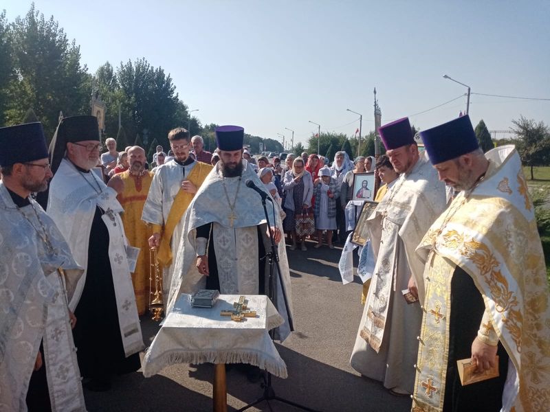 В день воспоминания чуда, совершенного святым Архистратигом Михаилом в Хонех, в храме п. Каменоломни Октябрьского района прошло соборное Богослужение