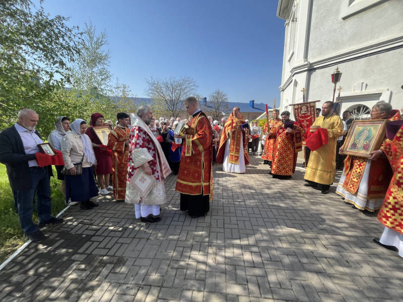 Пасхальное торжество в храме Донской иконы Божией Матери города Новошахтинска в среду Светлой седмицы