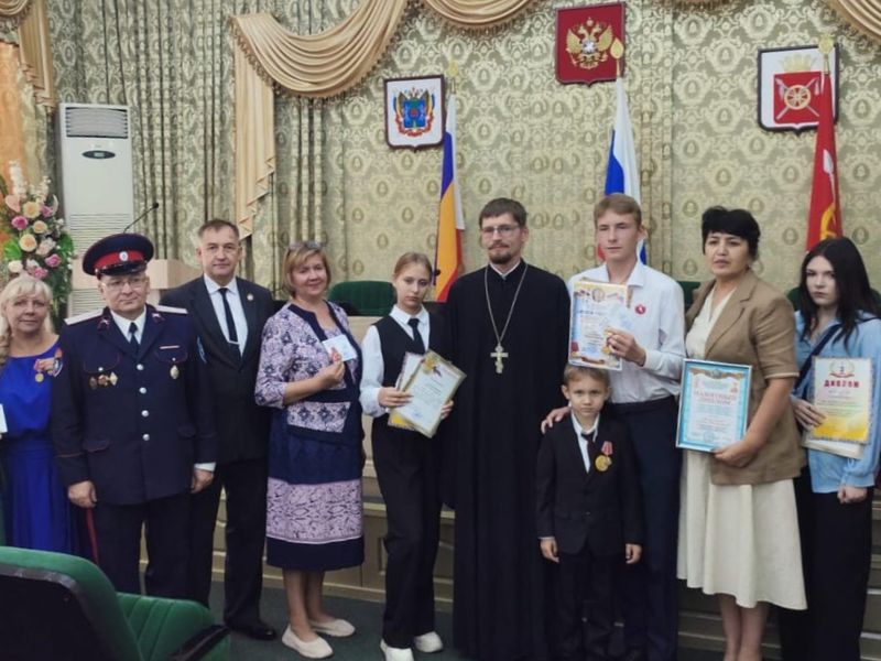 В районном Дворце культуры поселка Каменоломни состоялось торжественное награждение победителей детского конкурса изобразительного творчества «Донской казачий край»