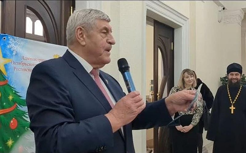 Благотворительная новогодняя акция «Ёлка желаний проходит в районном Дворце культуры поселка Каменоломни Октябрьского района