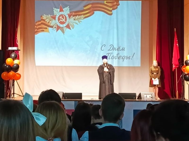 Иерей Симеон Есин, во время праздничного концерта, поздравил миллеровцев с Днем Победы