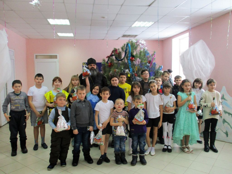 По приглашению директора Шумилинского СДК Натальи Ивановны Шоломковой настоятель Смоленского храма иерей Александр Туховский принял участие в Рождественской Елке Дворца Культуры