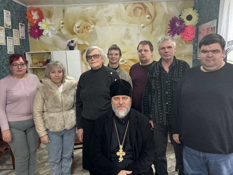 Час душевной теплоты: в миллеровском обществе слепых прошла встреча со священником