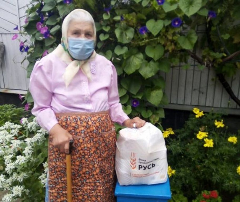 Иерей Антоний Бережной и добровольцы доставили и раздали продукты питания пожилым жителям с. Маньково и с. Кутейниково