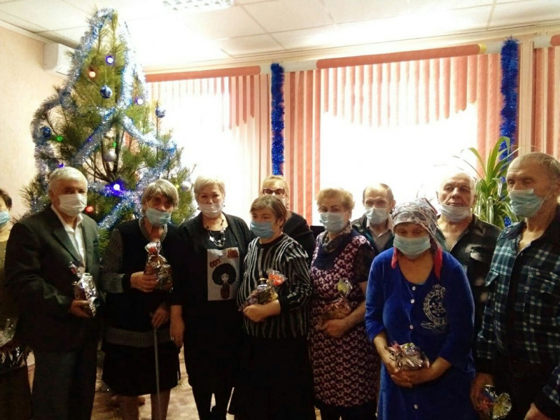 Прихожане храма преподобномученицы Елисаветы г. Гуково передали рождественские подарки для постояльцев Центра социального обслуживания граждан пожилого возраста и инвалидов