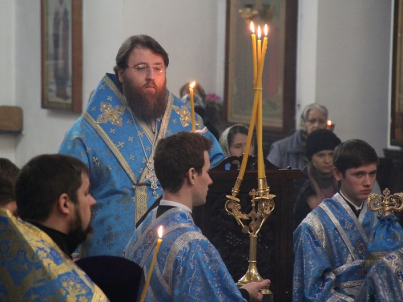 В канун праздника Похвалы Пресвятой Богородицы епископ Игнатий совершил утреню с чтением Акафиста Божией Матери
