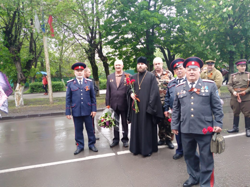 В день 74-й годовщины Победы в Великой Отечественной войне духовник Новошахтинского городского казачьего общества иерей Сергий Сидоров принял участие в торжествах в честь праздника