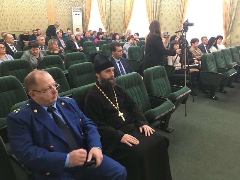 Протоиерей Сергий Яценко принял участие в заседании депутатов Октябрьского района