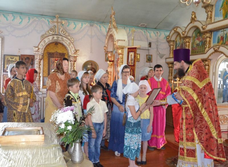 Ученики воскресной школы Никольского храма пос. Чертково получили архиерейскую грамоту