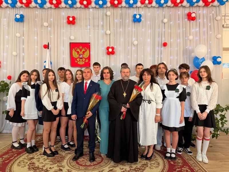 Торжественная линейка в школе поселка Майского