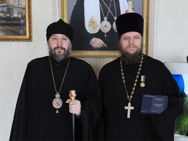 Преосвященнейший епископ Симон вручил епархиальную медаль Священномученика Александра Команского III степени клирику Покровского кафедрального собора г. Шахты протоиерею Роману Бирюкову