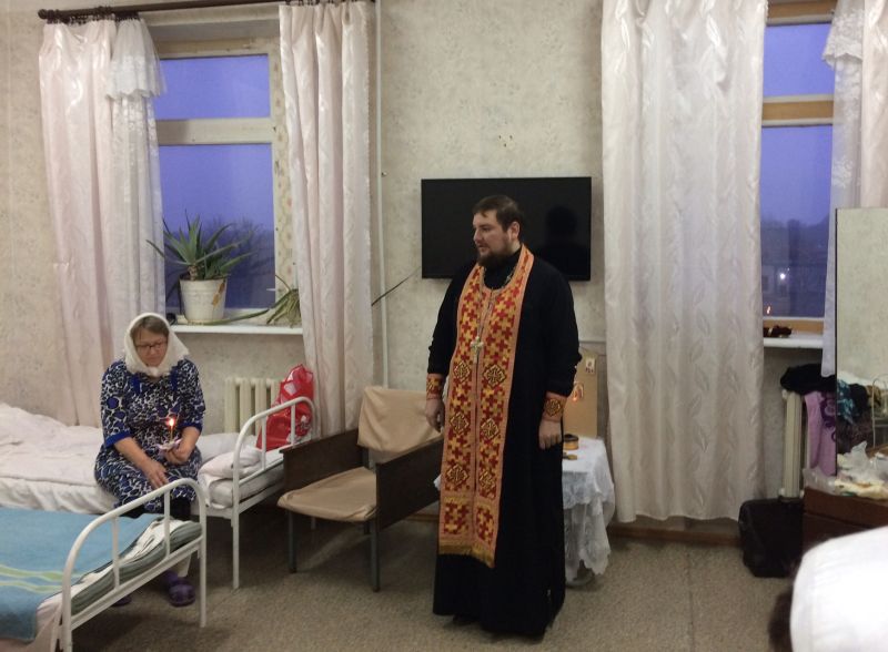 Благочинный приходов Донецкого округа иерей Владимир Татаркин посетил неврологическое отделение МУЗ ЦГБ № 1 города Донецка