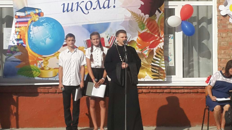 Настоятель Успенского Архиерейского подворья протоиерей Глеб Гладышев‎ поздравил учеников МОУ СОШ № 1 ст. Гундоровской с началом учебного года