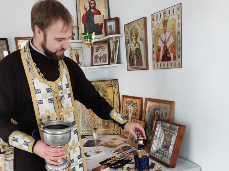 В Рождественский сочельник настоятель храма Великомученика Пантелеимона иерей Леонид Зацепилин, по просьбе солдат отдельной части Армии Российской Федерации, совершил водосвятный молебен.