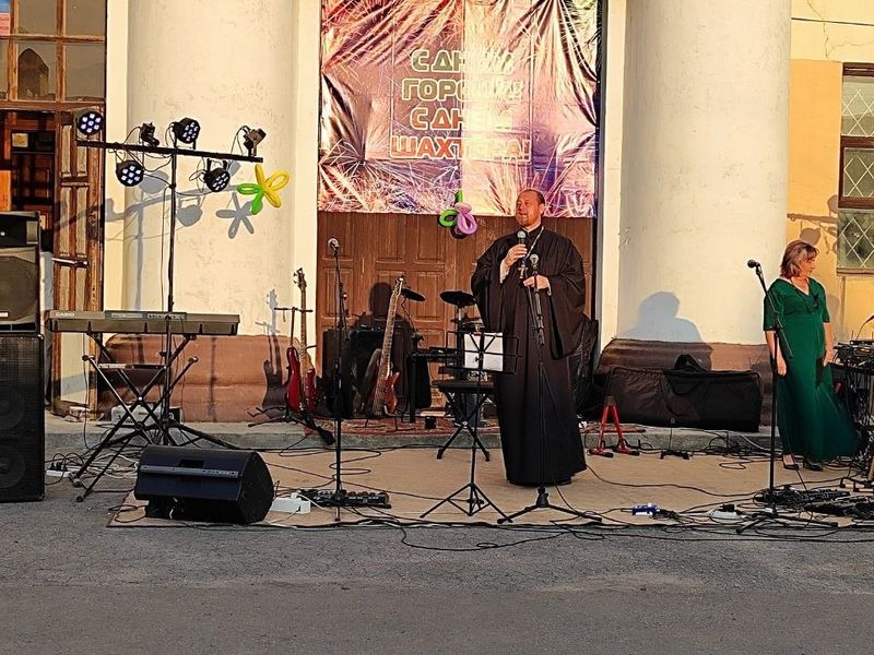 Протоиерей Роман Амплеев поздравил Новошахтинцев с днем священномученика Александра, епископа Команского и днем города