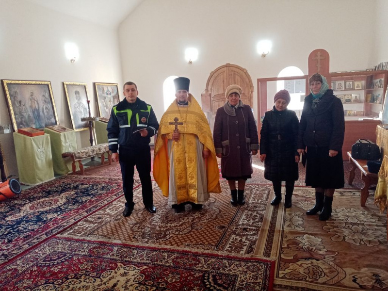 Иерей Анатолий Минаев совершил литию по погибшим в дорожно-транспортных происшествиях в Багаевском благочинии