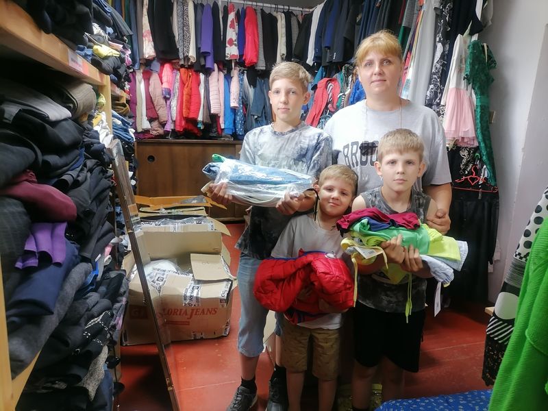 Нуждающиеся семьи Верхнедонского благочиния получили новую одежду