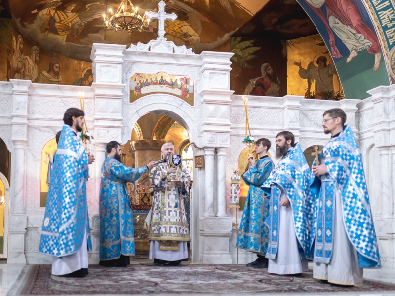 В праздник Введения во храм Пресвятой Богородицы епископ Шахтинский и Миллеровский Симон совершил Божественную литургию в Покровском кафедральном соборе города Шахты