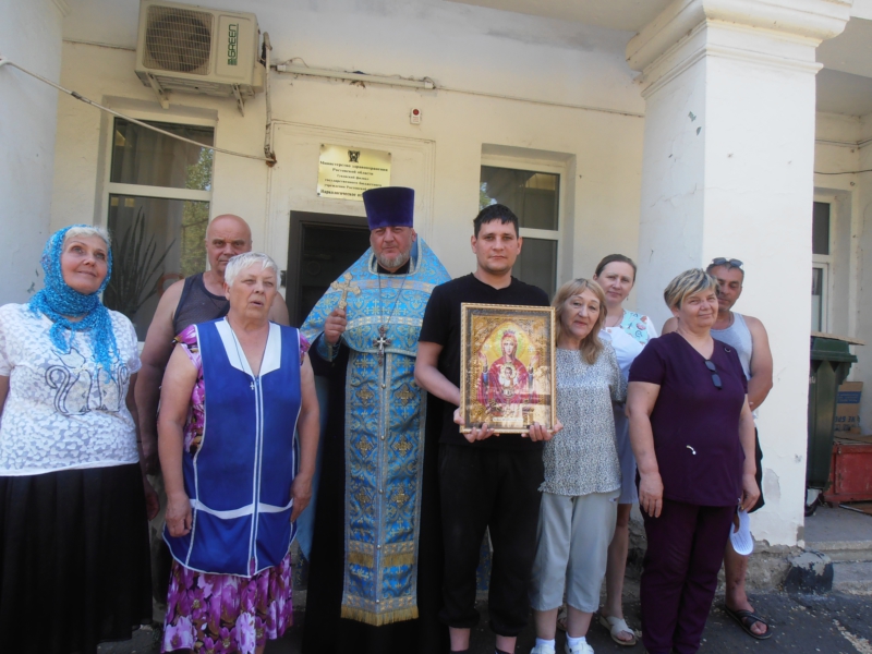 В наркологическом отделении Каменска-Шахтинского совершили молебен перед иконой «Неупиваемая Чаша»