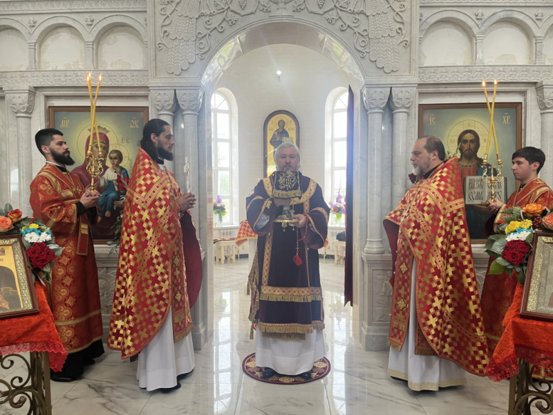 В престольный день Преосвященнейший епископ Симон совершил Божественную литургию в храме великомученика Пантелеимона города Миллерово