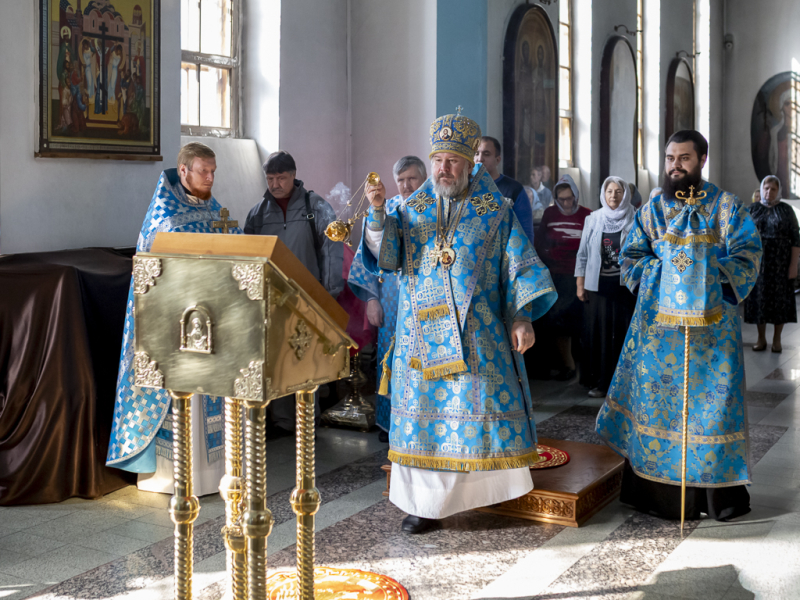 Преосвященнейший епископ Симон совершил Божественную литургию в Покровском кафедральном соборе города Шахты