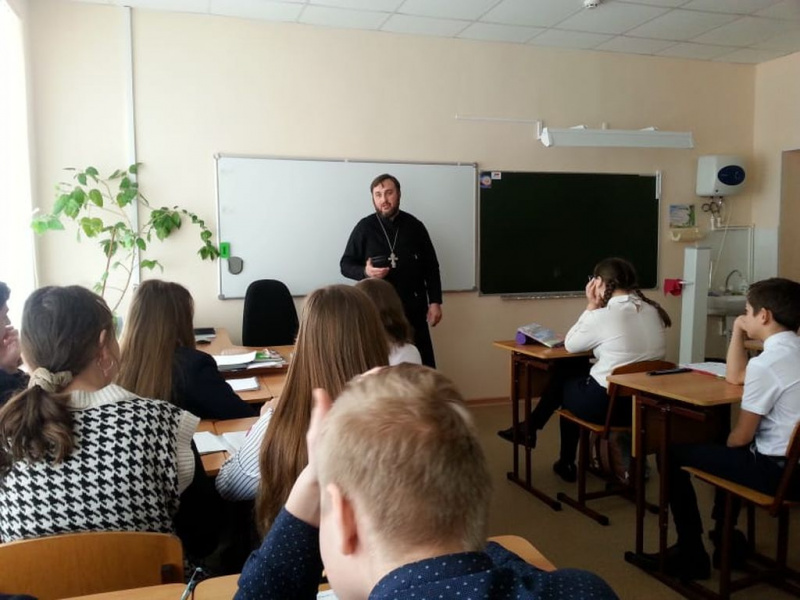 Иерей Сергий Липень провел встречу с учениками 8-го класса школы № 5 пос. Новозарянский