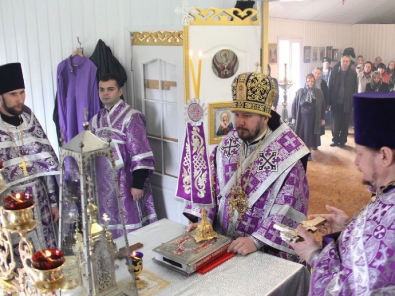 В Лазареву субботу епископ Симон совершил Божественную литургию в храме в честь благоверного князя Александра Невского г. Шахты