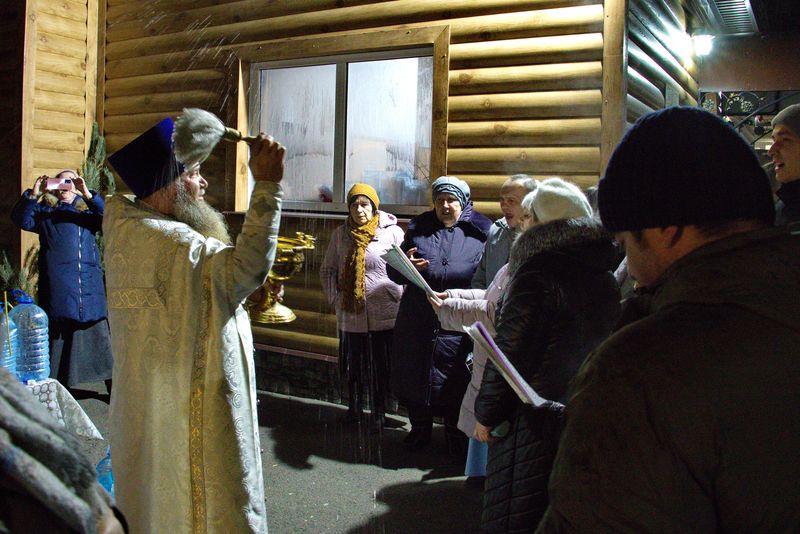 Традиционное крещенское купание в храме святителя Тихона Задонского поселка Тарасовского