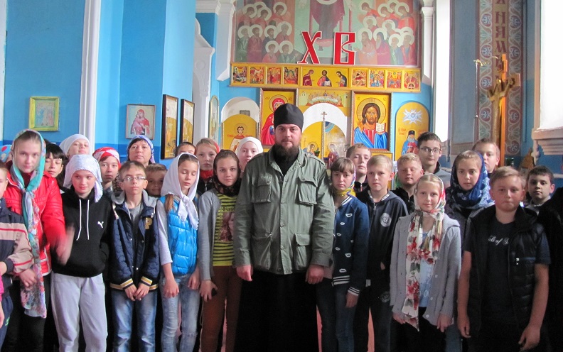 Священник благословил школьников на успешную сдачу экзаменов