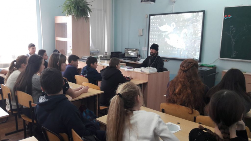 Иеромонах Арсений (Алимов) провел беседу о смысле жизни со старшеклассниками школы хутора Табунщиково