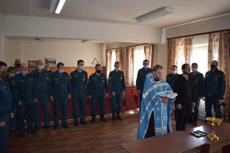 В пожарно-спасательной части № 41 г. Зверево состоялся молебен перед иконой Богородицы Неопалимая купина