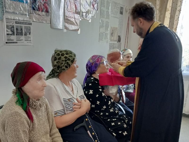 Протоиерей Роман Мясников в день перенесения мощей святого благоверного князя Александра Невского посетил дом престарелых