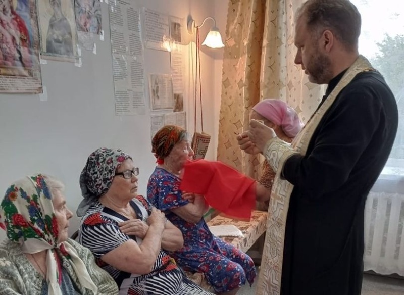 Протоиерей Роман Мясников посетил дом престарелых